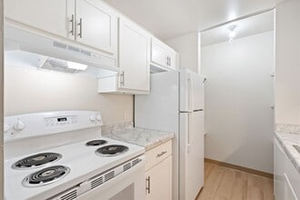 Springdale Apartments in Waukesha, WI - Foto de edificio - Building Photo