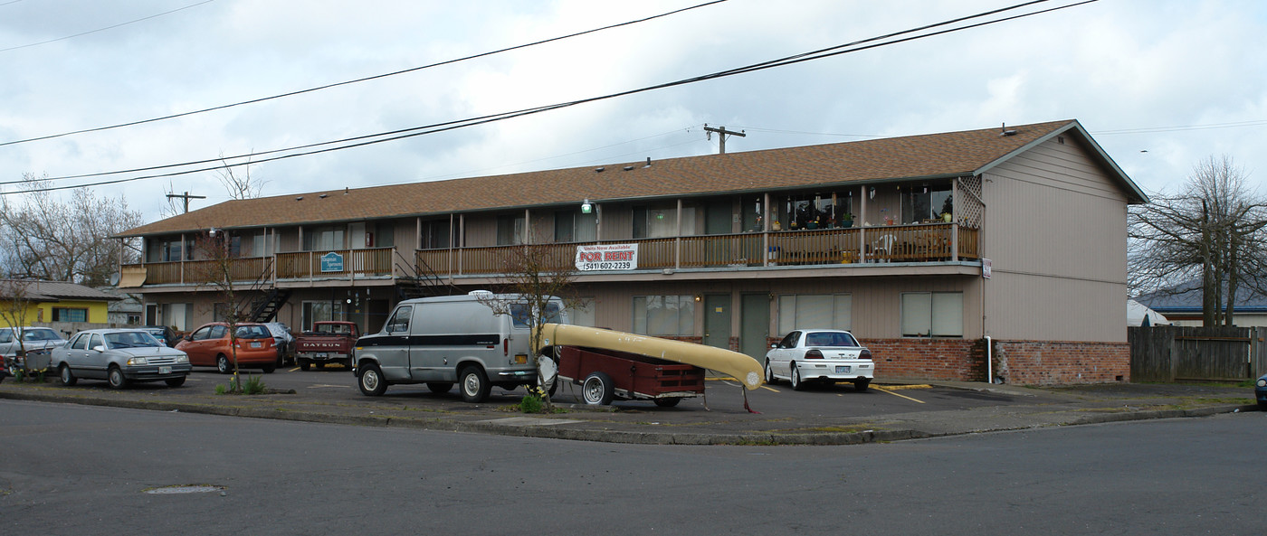 Kingsman Apartments in Albany, OR - Building Photo