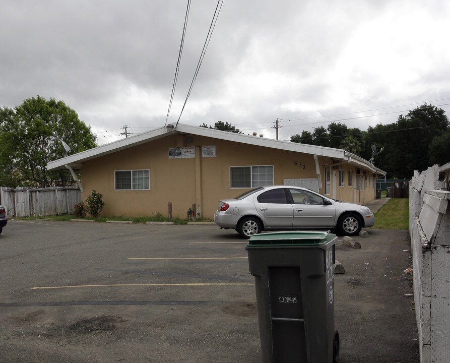 613 Maple St in West Sacramento, CA - Foto de edificio