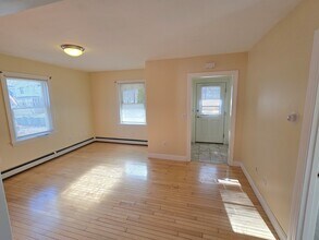 41 Pine St, Unit A in Rochester, NH - Foto de edificio - Building Photo