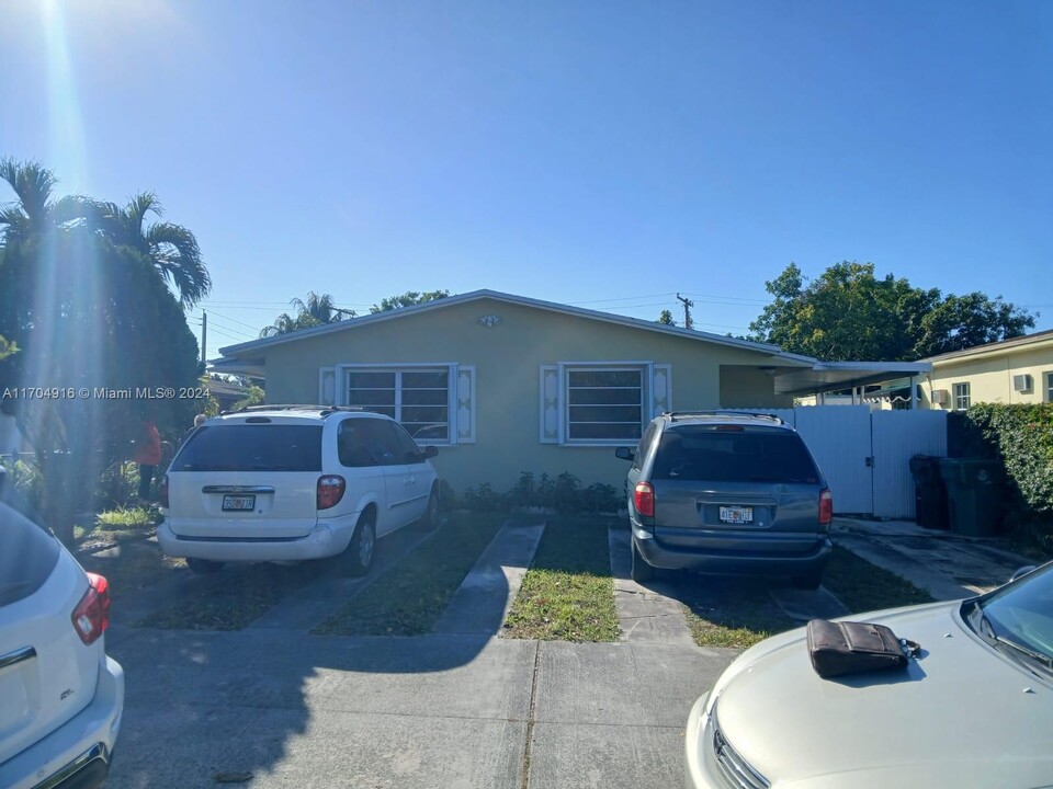 84 E 15th St in Hialeah, FL - Building Photo