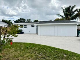 350 Cypress Dr in West Palm Beach, FL - Building Photo