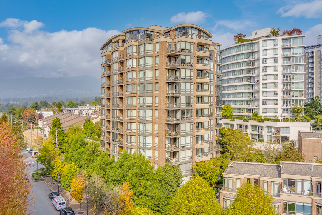 One Park Lane in North Vancouver, BC - Building Photo