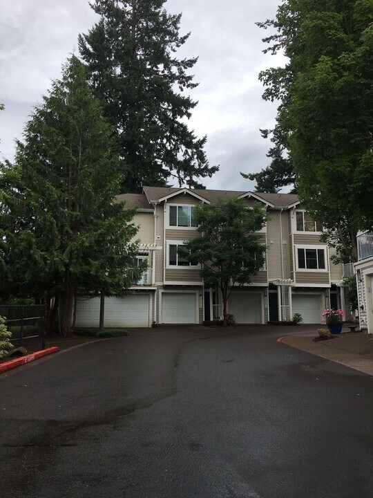 14186 SW Barrows Rd in Portland, OR - Building Photo