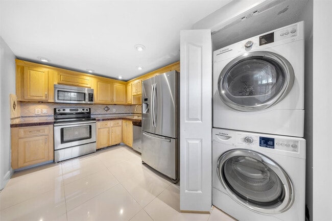 3520 Oaks Way in Pompano Beach, FL - Building Photo - Building Photo