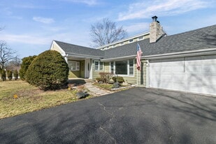 836 W Everett Rd in Lake Forest, IL - Building Photo