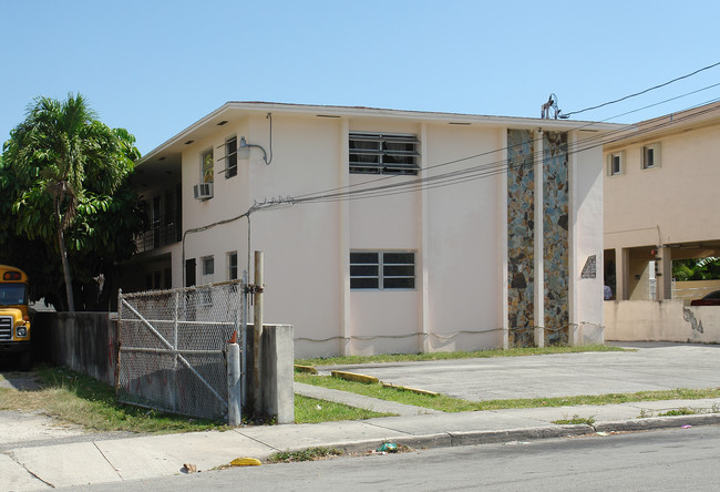 1327 NW 2nd St in Miami, FL - Foto de edificio - Building Photo