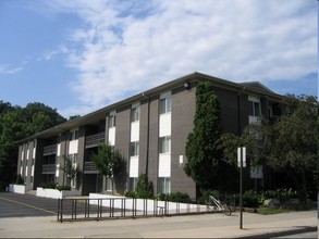 Waters Edge Apartments in East Lansing, MI - Building Photo - Building Photo