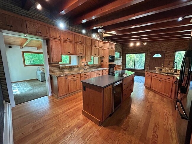 2021 River Rd in Manchester, NH - Building Photo - Building Photo