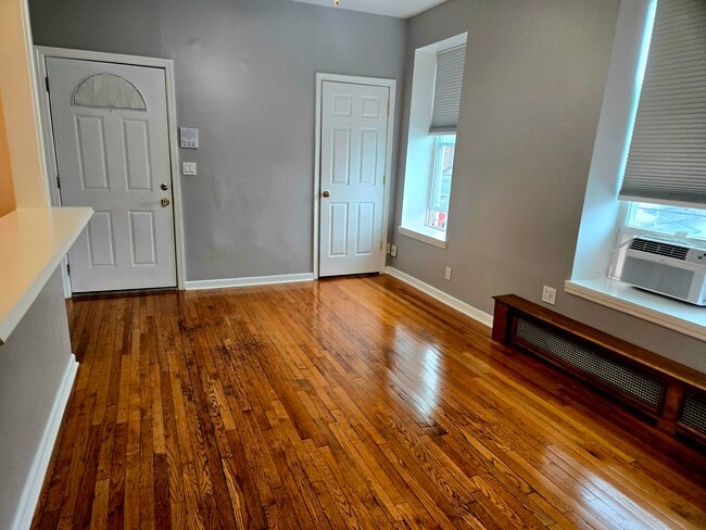 9706 Metropolitan Ave, Unit 2F in Forest Hills, NY - Foto de edificio - Building Photo