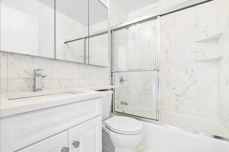 310 W 94th St in New York, NY - Foto de edificio - Building Photo