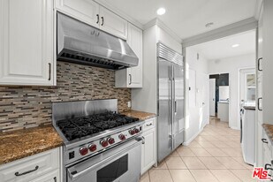 208 S Rodeo Dr in Beverly Hills, CA - Building Photo