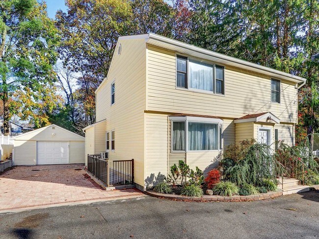 86 Catherine St in East Northport, NY - Building Photo - Building Photo