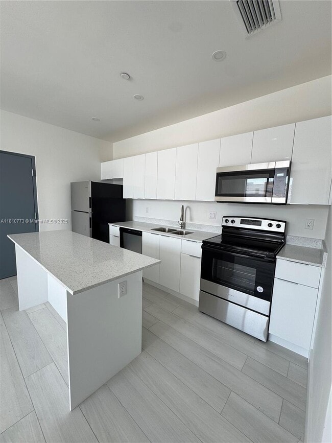 909 E 24th St-Unit -203 in Hialeah, FL - Building Photo - Building Photo