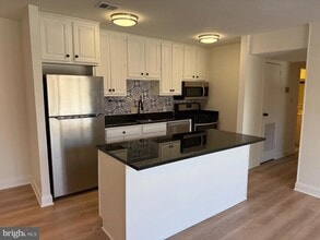 3842 Bel Pre Rd, Unit 12 in Silver Spring, MD - Foto de edificio - Building Photo