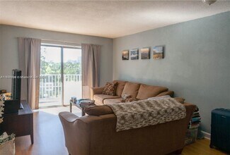 445 SW 11th St in Miami, FL - Building Photo - Building Photo