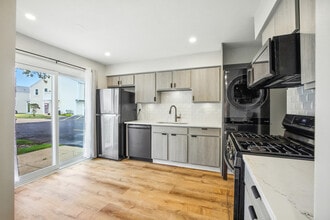 195 Thomas Ct in Bartlett, IL - Building Photo - Building Photo