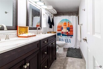 985 SW 10th St in Miami, FL - Building Photo - Building Photo