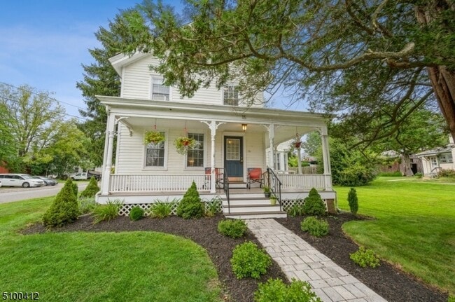 15 Center St, Unit A in Annandale, NJ - Foto de edificio - Building Photo