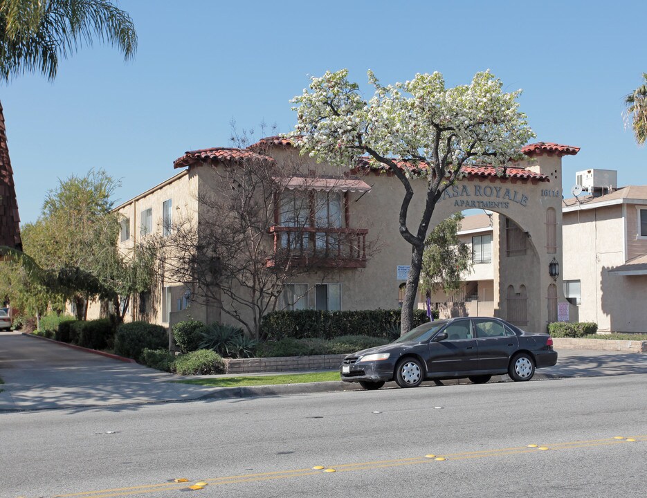 Casa Royale in Bellflower, CA - Building Photo