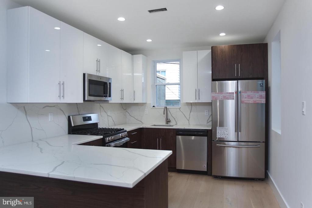 5844 Fernwood St in Philadelphia, PA - Building Photo