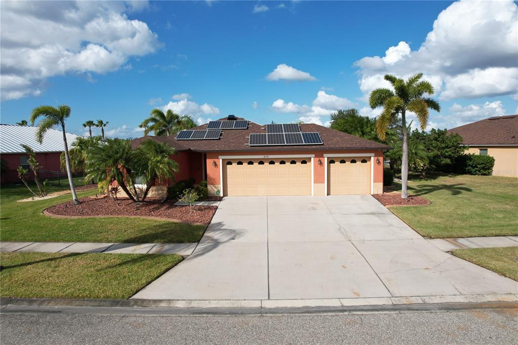 210 Star Shell Dr in Apollo Beach, FL - Building Photo