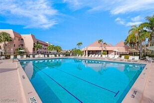 300 Forest Lakes Blvd in Naples, FL - Building Photo