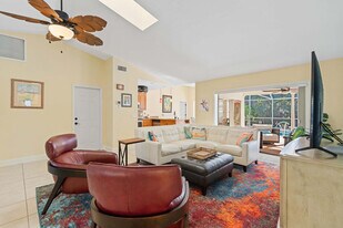 2548 River Reach Dr in Naples, FL - Building Photo