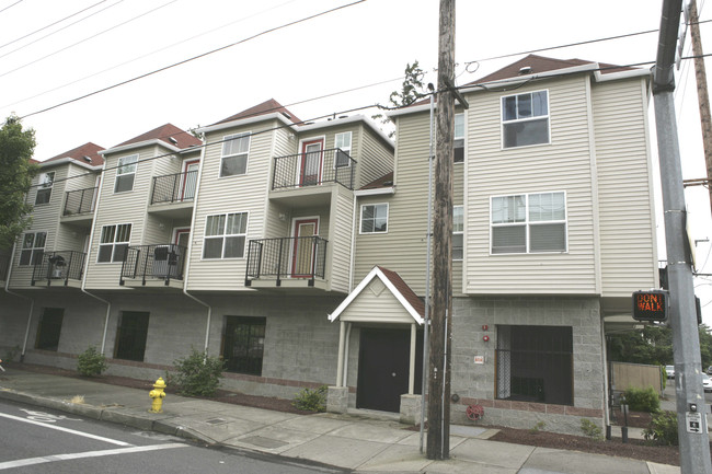 Burnside Common Apartments in Portland, OR - Building Photo - Building Photo