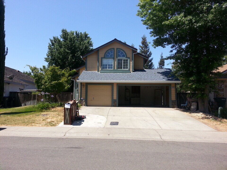 8694 Bluefield Way in Sacramento, CA - Foto de edificio