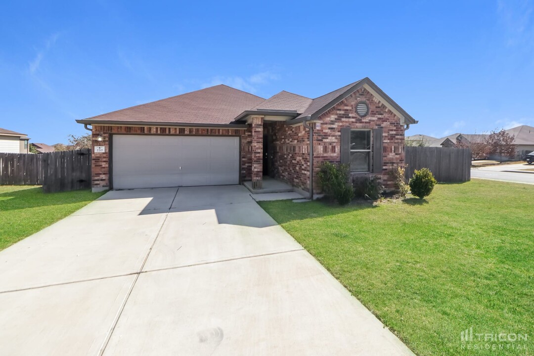 220 New Country Rd in Kyle, TX - Building Photo