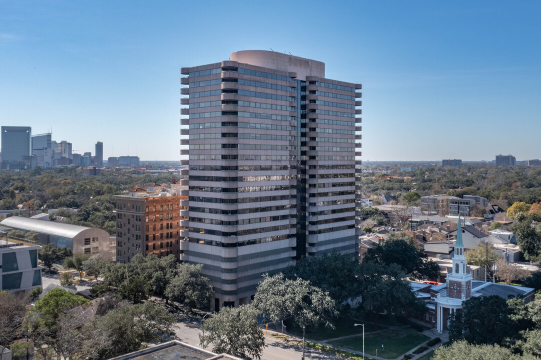 5000 Montrose Blvd in Houston, TX - Building Photo