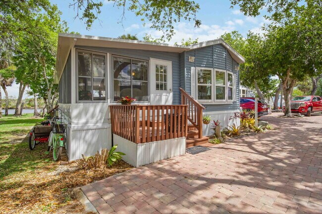 1300 N River Rd in Venice, FL - Building Photo - Building Photo