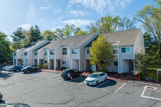 Stafford West Condominiums in Bristol, CT - Foto de edificio - Building Photo