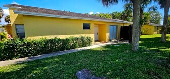 210 Sparrow Dr in Royal Palm Beach, FL - Building Photo