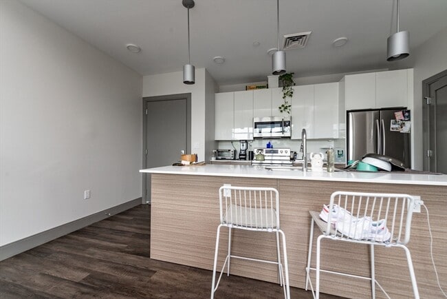 408 Mystic Ave, Unit 306 in Somerville, MA - Foto de edificio - Building Photo
