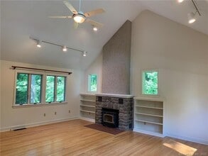 135 Oregon Rd in Cheshire, CT - Building Photo - Building Photo