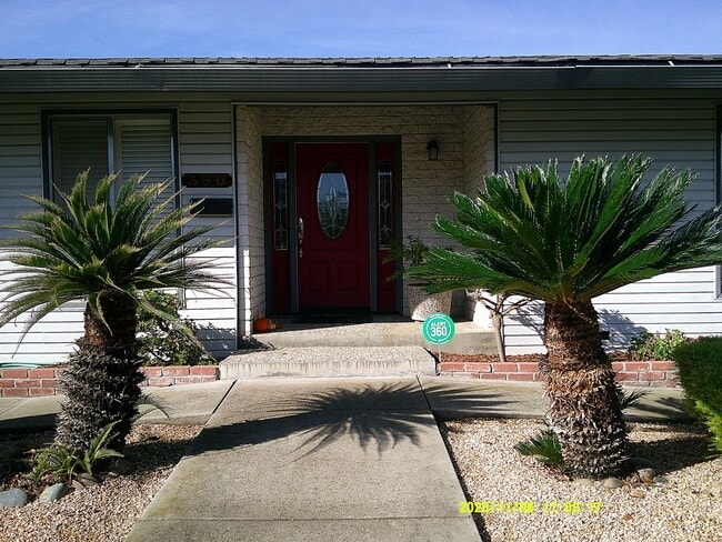 390 S Almond St in Dixon, CA - Building Photo - Building Photo