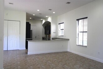 2702 NW 83rd Way in Pembroke Pines, FL - Foto de edificio - Building Photo