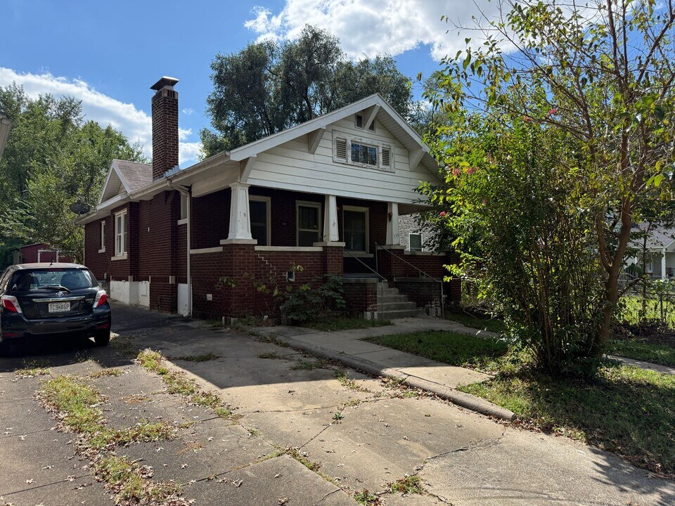 734 W Scott St in Springfield, MO - Building Photo