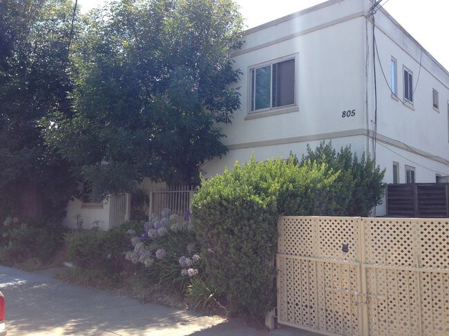 805 4th Ave in San Bruno, CA - Foto de edificio - Building Photo