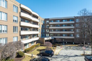 Hampton Place in Lincolnwood, IL - Building Photo