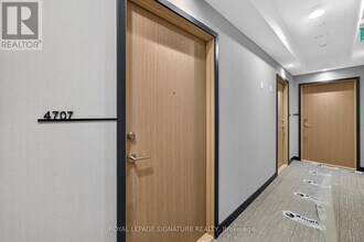 395 Square One Dr in Mississauga, ON - Building Photo - Building Photo