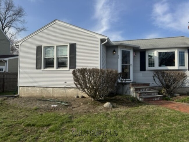 31 Whittier Ave in Waltham, MA - Building Photo - Building Photo
