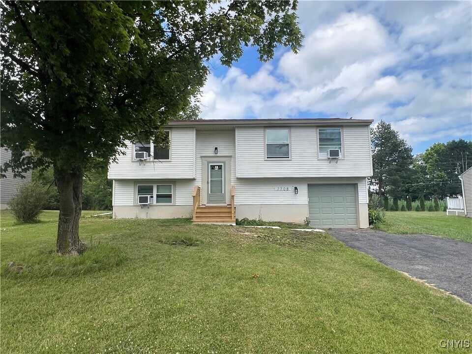 7708 Fitzpatrick Dr in Liverpool, NY - Building Photo
