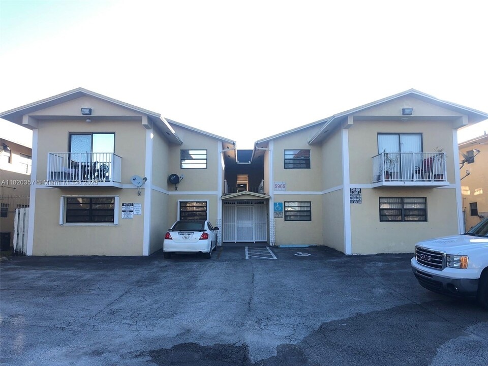 5930 W 25th Ct in Hialeah, FL - Building Photo