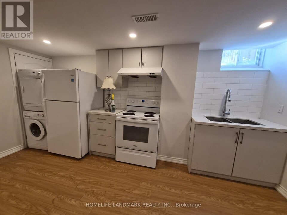 26 Catamaran Dr in Wasaga Beach, ON - Building Photo