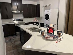 2299 Wiseman Crt in Mississauga, ON - Building Photo - Building Photo