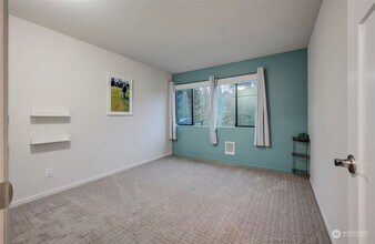 19414 Aurora Ave N in Shoreline, WA - Building Photo - Building Photo