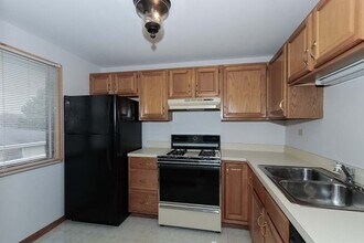 1306 Forestdale Ct in Schaumburg, IL - Foto de edificio - Building Photo